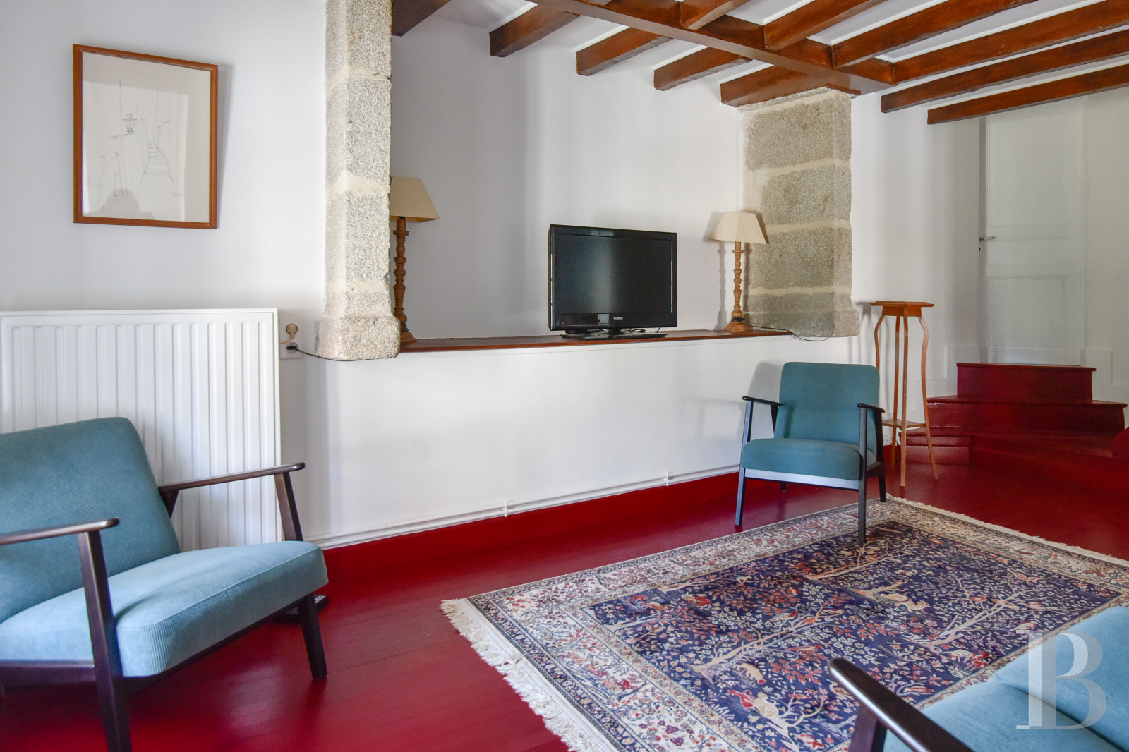 En Limousin, dans le sud-est de la Creuse et à proximité d’Aubusson, un logis indépendant du 17e siècle au centre d’une place forte médiévale,  - photo  n°17